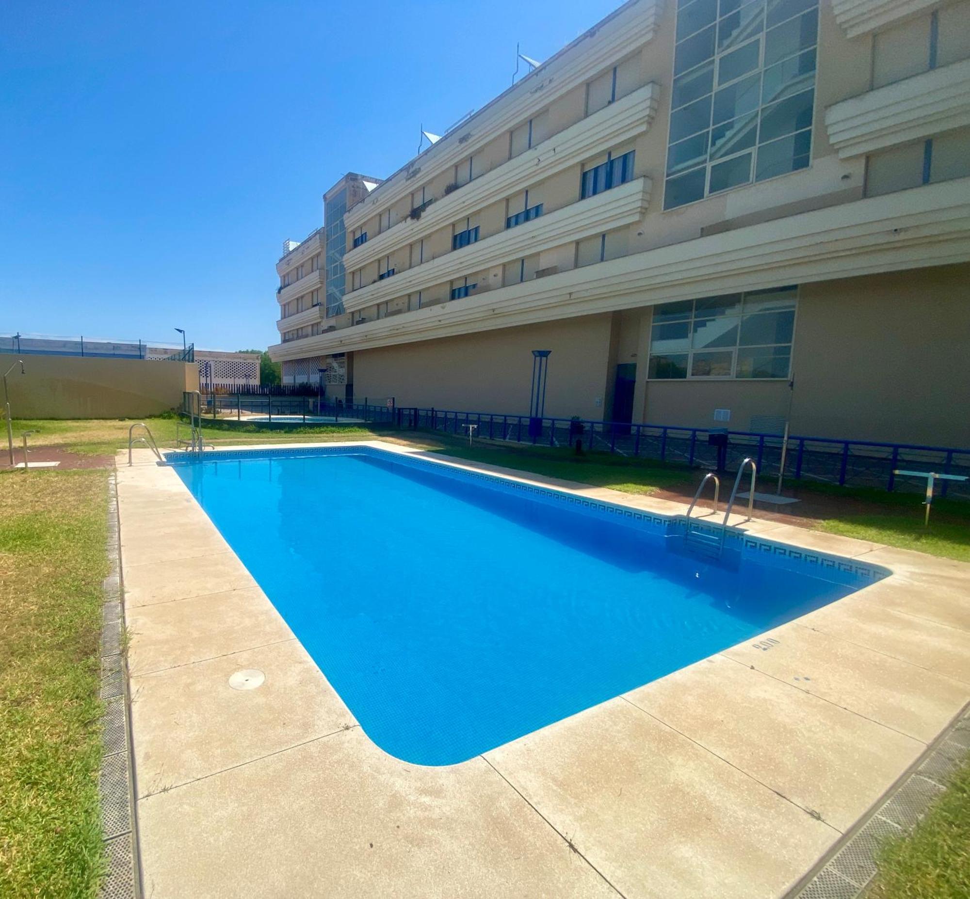 FIBES con parking gratis. Apartamento Sevilla Este. *